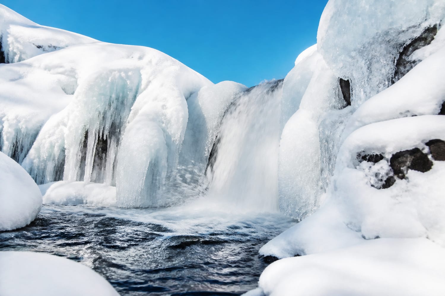 does-fast-moving-water-resist-freezing