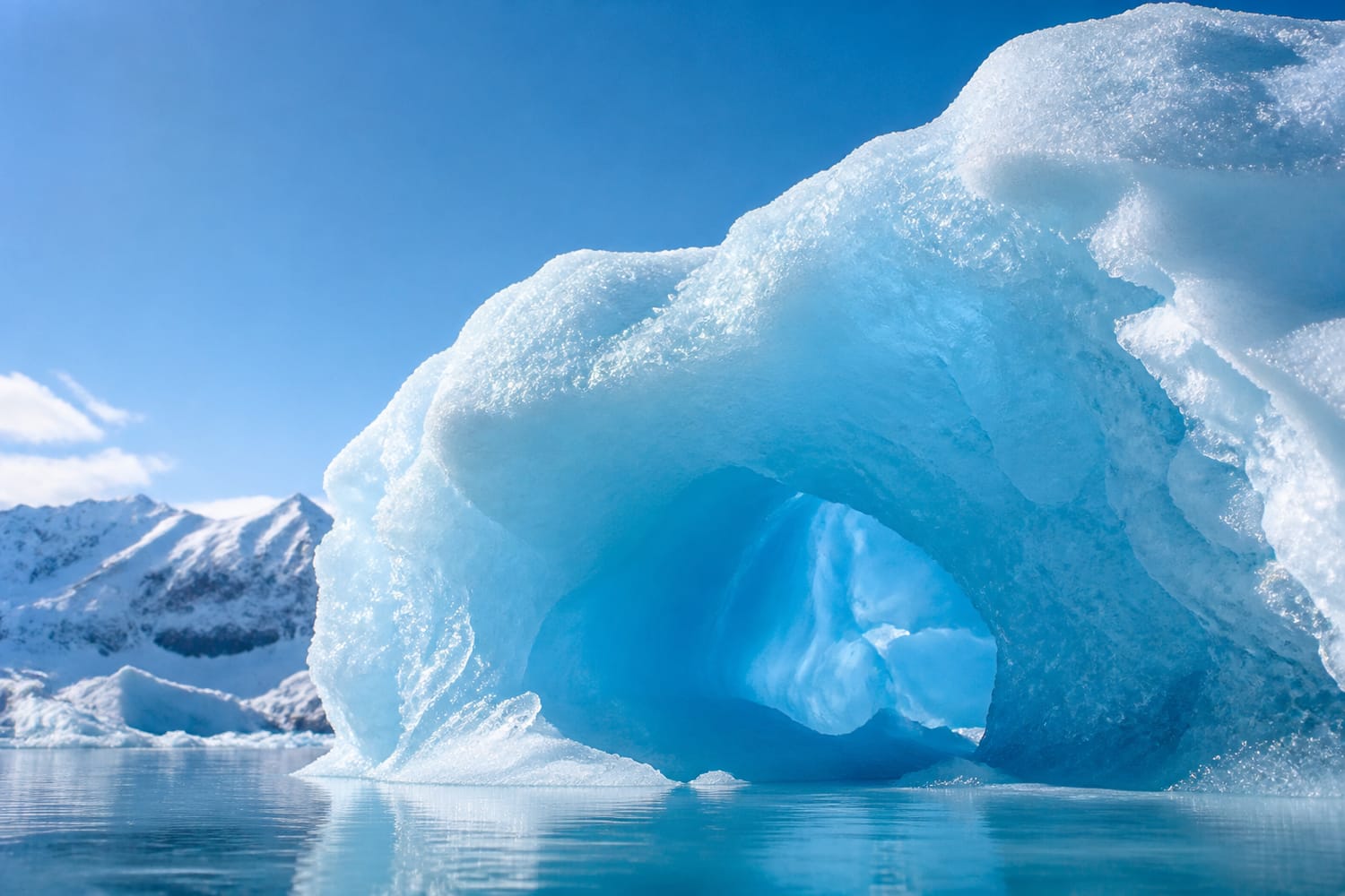how-sunlight-turns-ice-blue