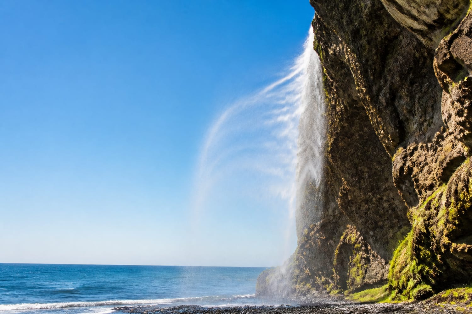 why-thin-waterfalls-produce-the-best-illusion